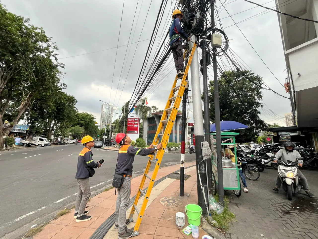 Sinergi PLN Icon Plus dan Pemkot Surabaya Tertibkan Kabel Optik Ilegal untuk Jaga Estetika Kota dan Keandalan Jaringan