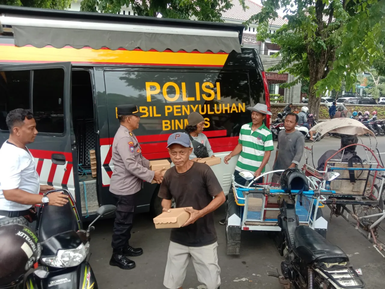 Jumat Berkah,Polresta Banyuwangi Berbagi Nasi Kotak untuk Warga Masyarakat