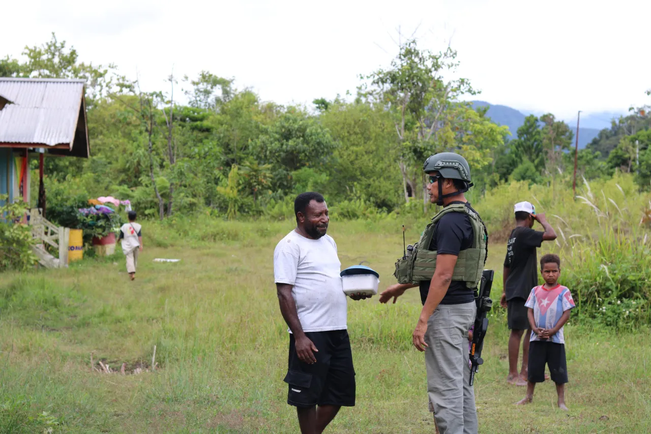 Pererat Hubungan dengan Warga, Satgas Ops Damai Cartenz Beri Imbauan Kamtibmas di Yalimo