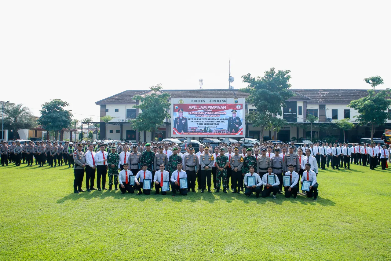 Kapolres Jombang Berikan Reward kepada TNI-Polri yang Berprestasi