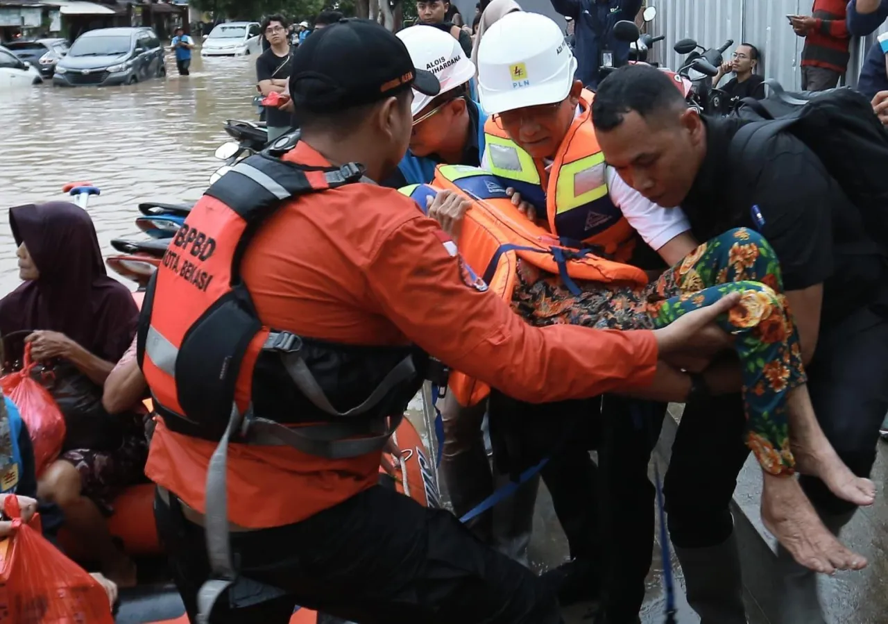 Di Bulan Ramadhan 1446 H, PLN Kontrol Keamanan Kelistrikan, Bantu Evakuasi Warga di Tengah Banjir Bekasi