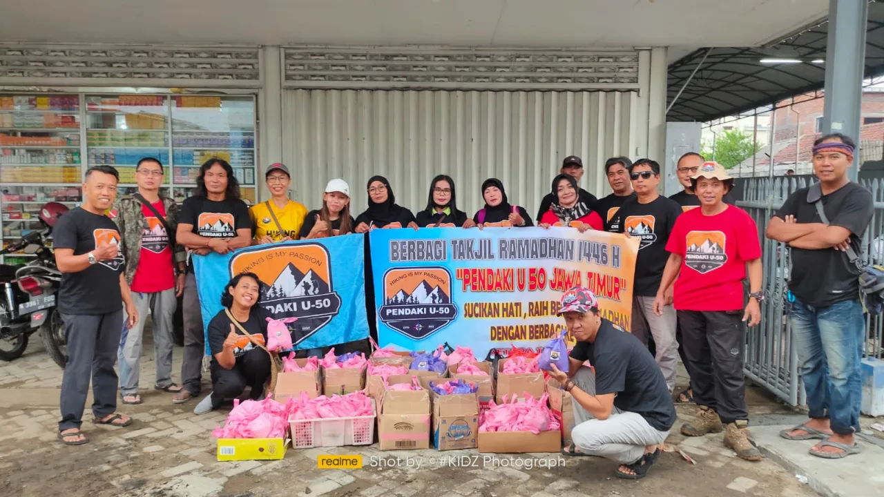 Pendaki U-50 Jatim Gelar Kegiatan Ramadhan dengan Berbagi Takjil