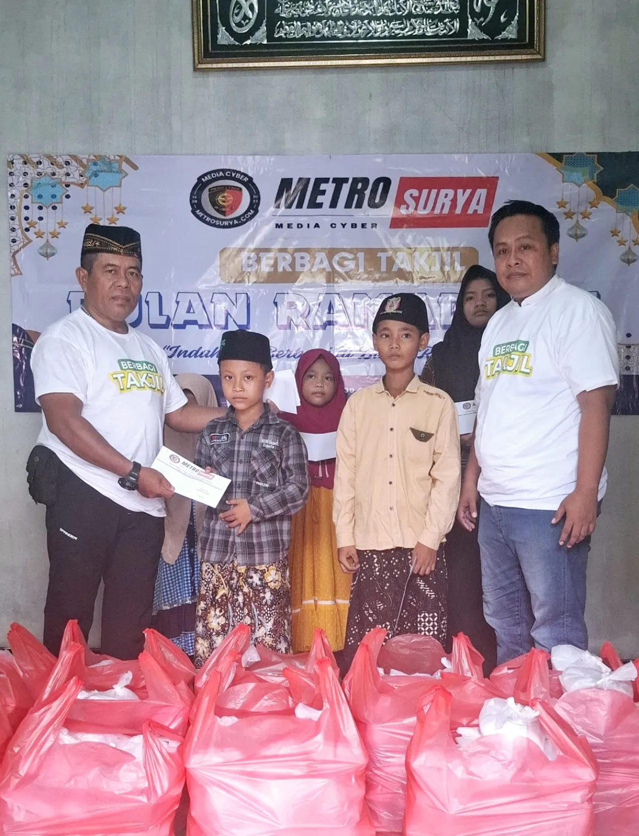 Ramadan Penuh Berkah: Media Metrosurya.com Berikan Santunan Anak Yatim dan Berbagi Takjil