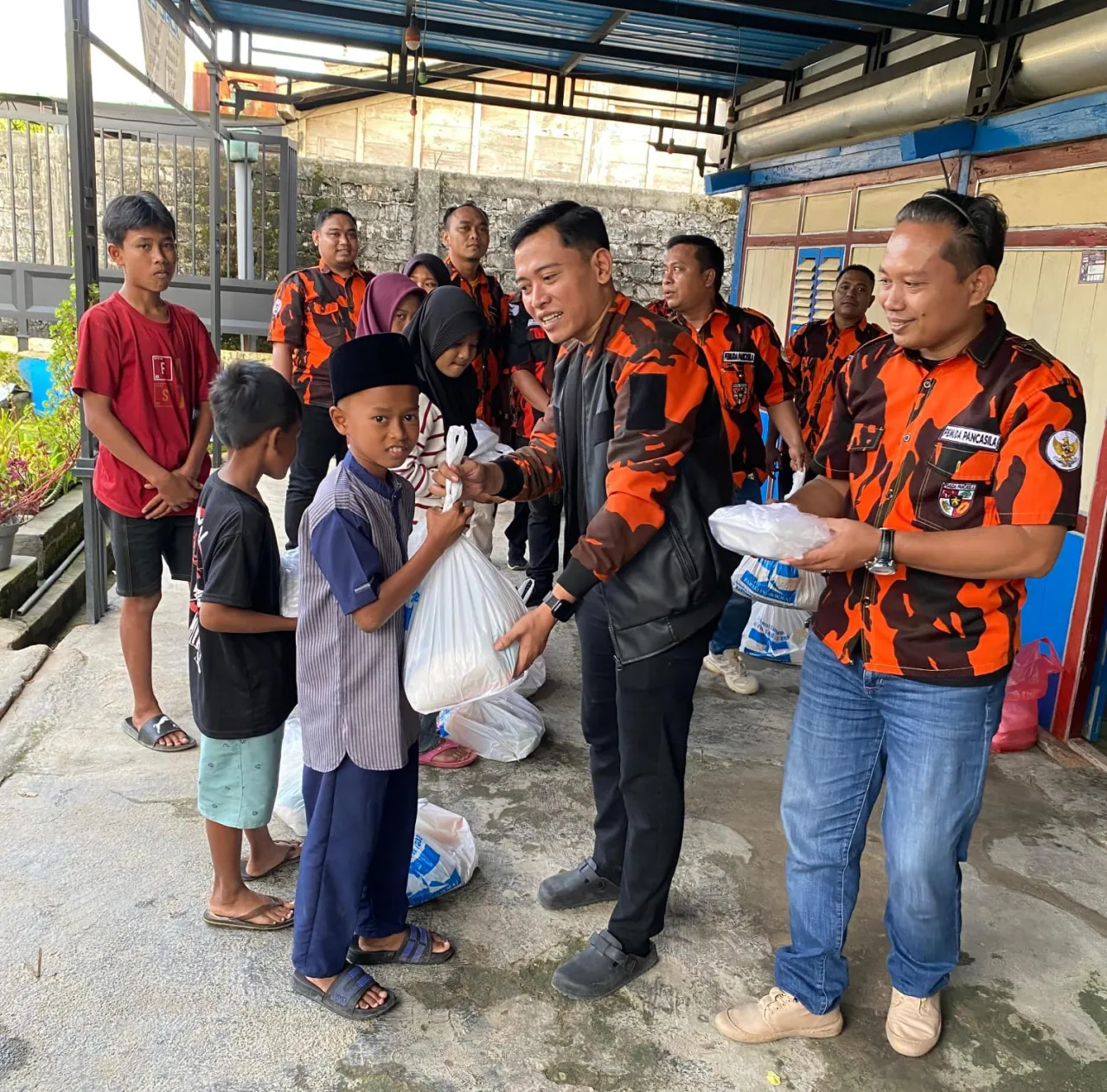 MPC Pemuda Pancasila Rembang Tebar Kebaikan: Berbagi THR untuk Anak Yatim & Takjil di Gunem