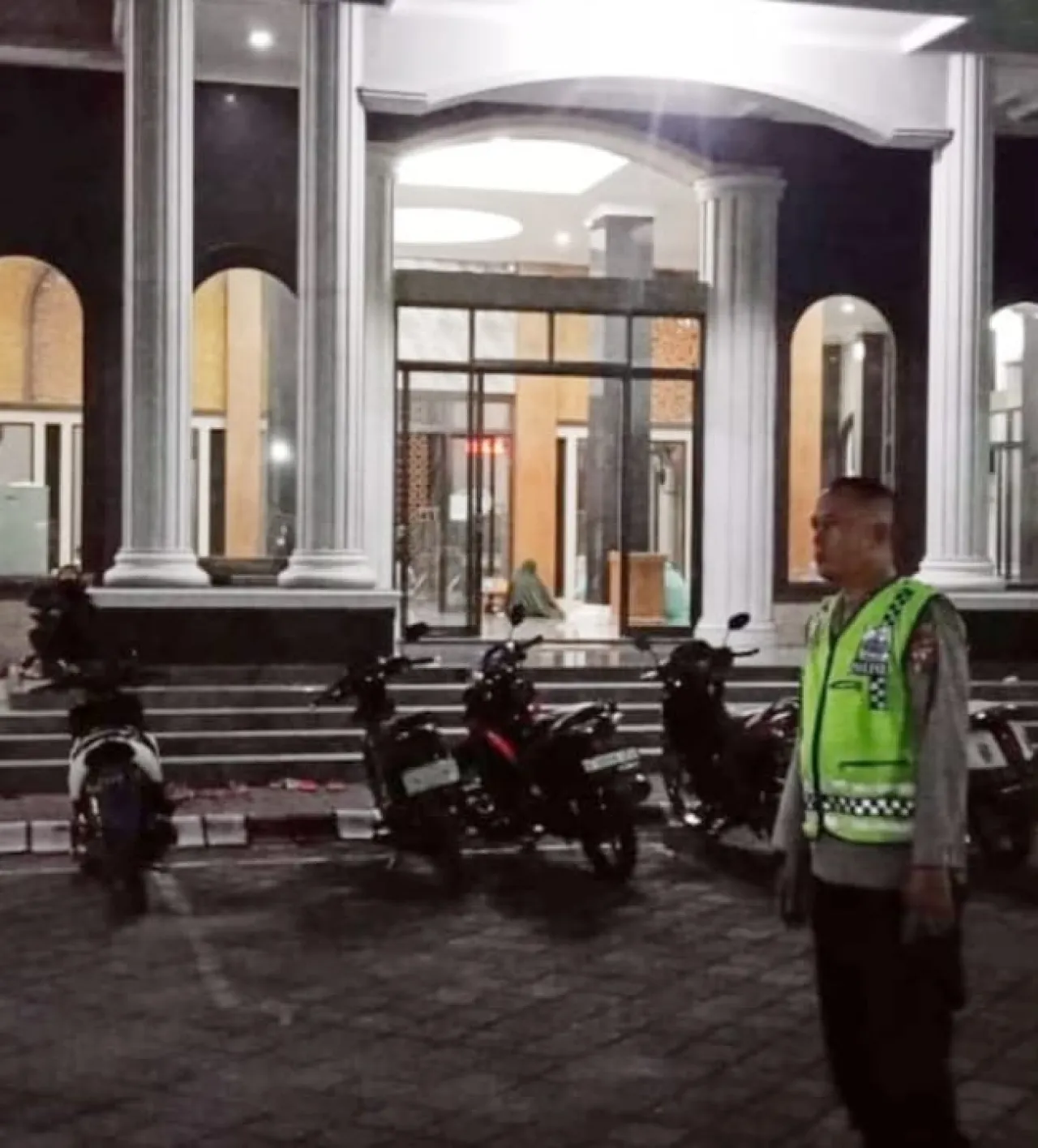 Anggota Polsek Ngimbang Laksanakan Patroli Sholat Tarawih di Masjid Miftahul Falah Desa Sendangrejo