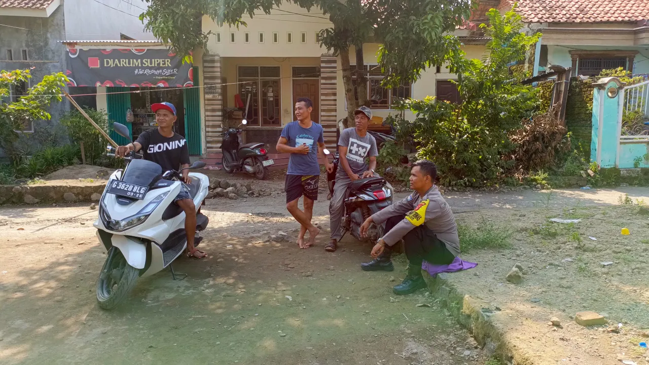 Bhabinkamtibmas Desa Luwung Polsek Mundu Polres Ciko Jalin Silaturahmi di Bulan Ramadhan
