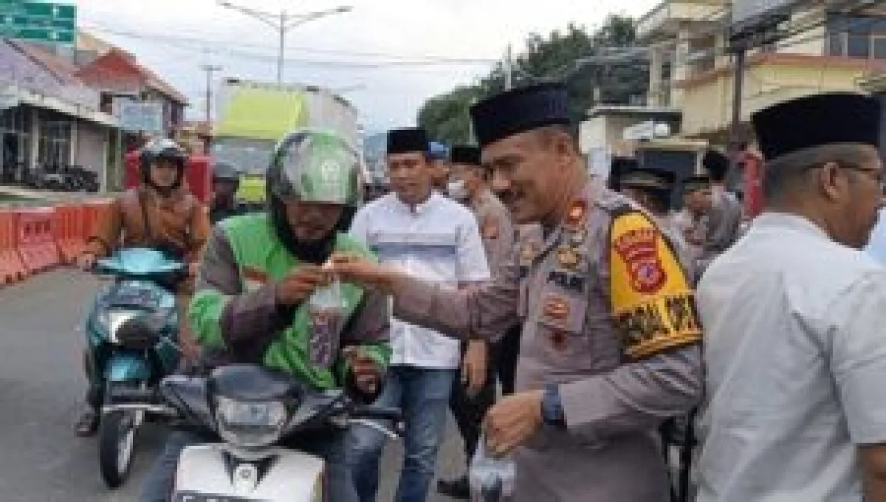 Polres Majalengka Kembali Gelar Berbagi Takjil Kepada Masyarakat Pengguna Jalan