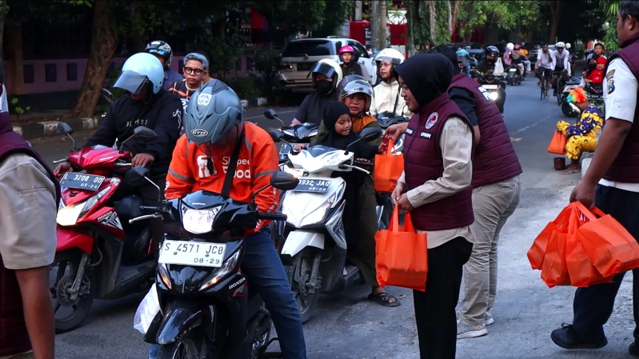 Satresnarkoba Polres Lamongan Berbagi Takjil di Bulan Suci Ramadhan