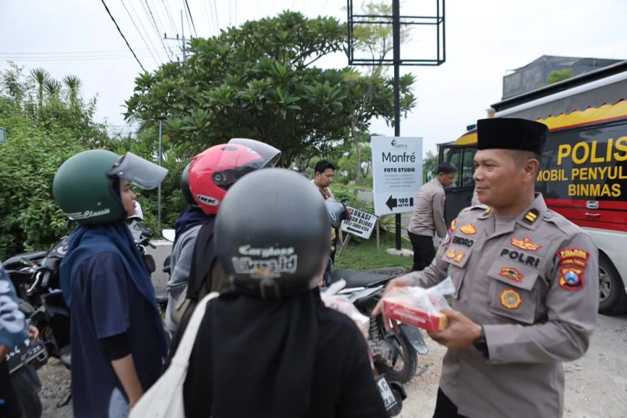 Sat Binmas Polres Lamongan Gelar Patroli Ngabuburit dan Berbagi Takjil Gratis