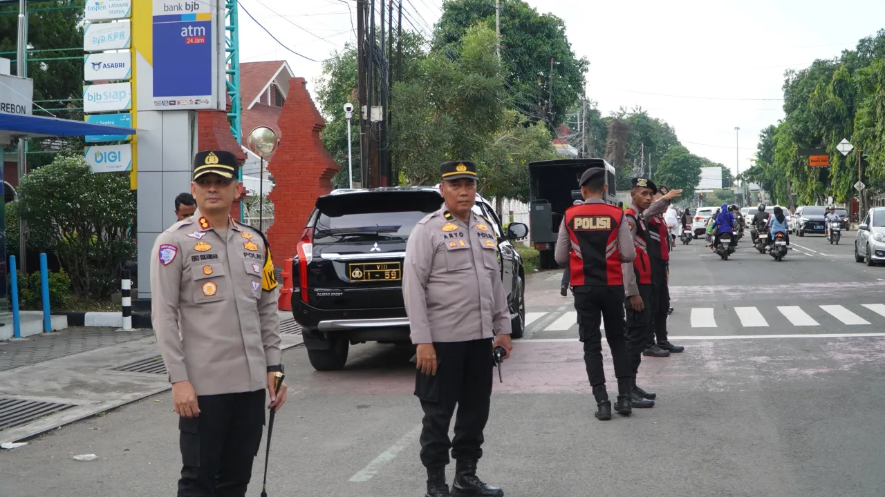 Pastikan Kota Cirebon Aman Selama Ramadhan, Kapolres Cirebon Kota Pimpin Patroli Ngabuburit