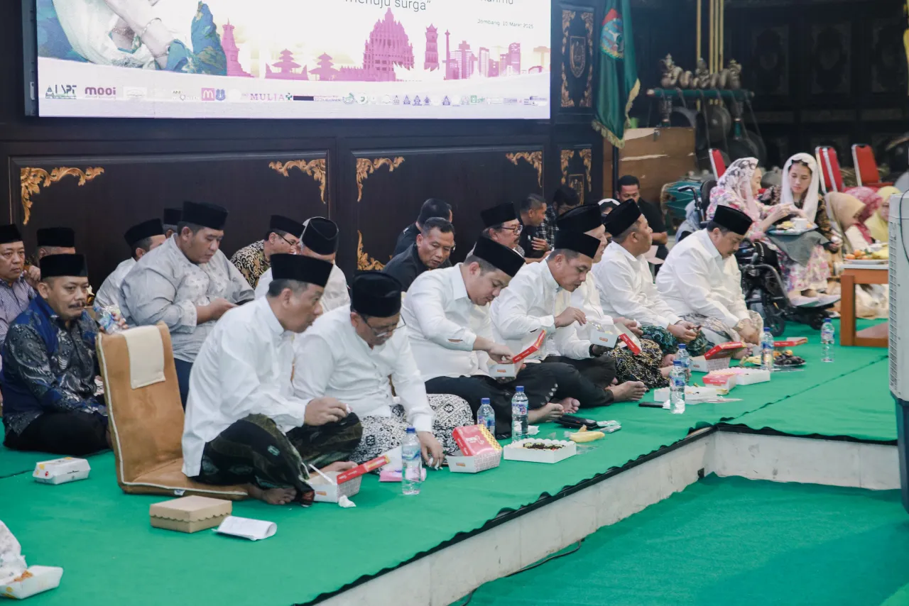 Kapolres Jombang dan Forkopimda Makan Sahur Bersama Masyarakat