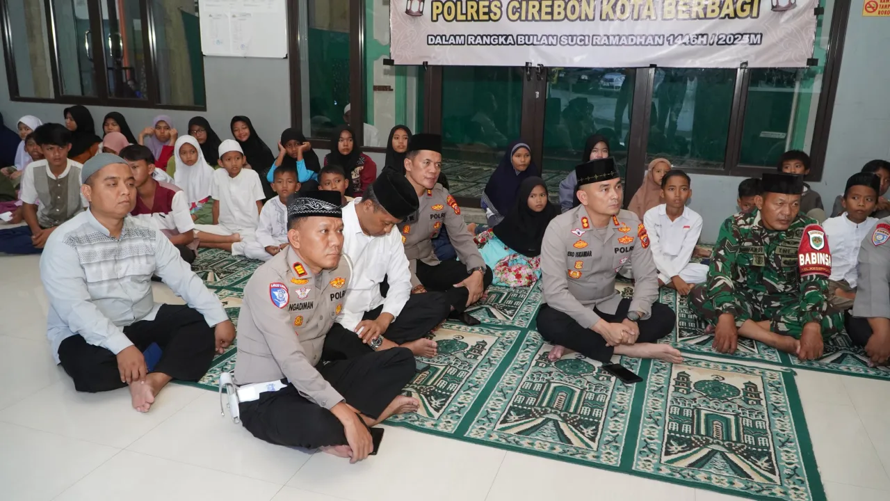 Polres Cirebon Kota Gelar Bakti Sosial dan Bagikan Ratusan Paket Sembako di Masjid Al-Makmur