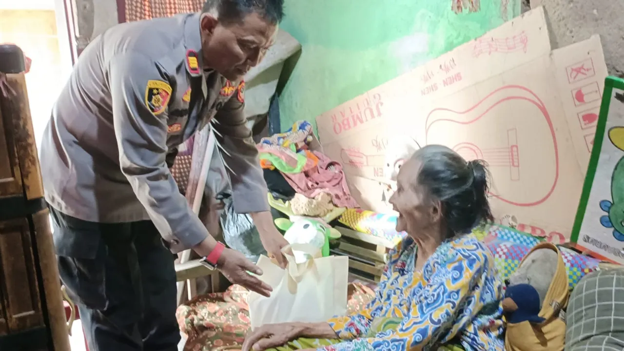 Polri untuk Masyarakat, Polsek Mundu Gelar Bakti Sosial untuk Kaum Dhuafa di Mundu Pesisir
