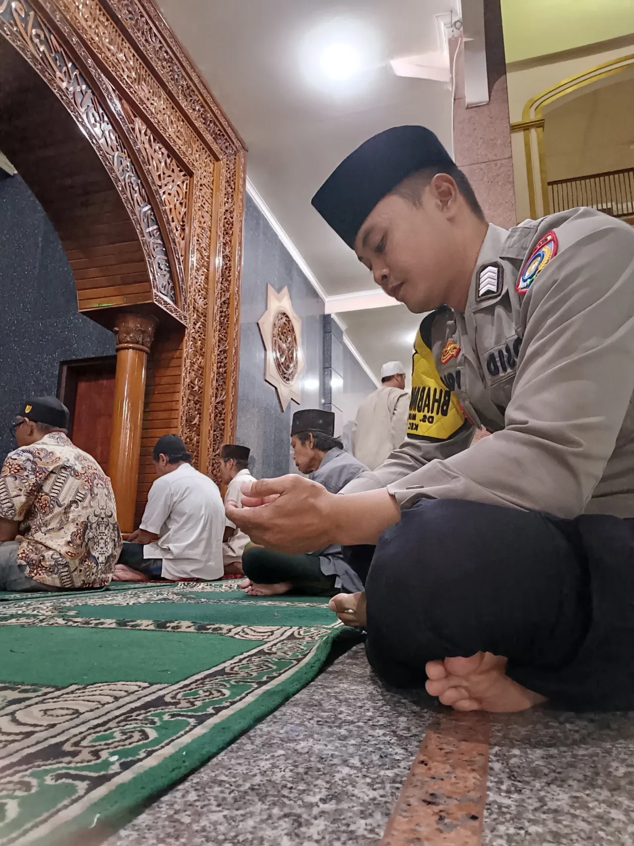 Bripka Rosid Bhabinkamtibmas Polsek Mundu Polres Ciko Ikuti Tarawih Berjamaah, Pererat Silaturahmi