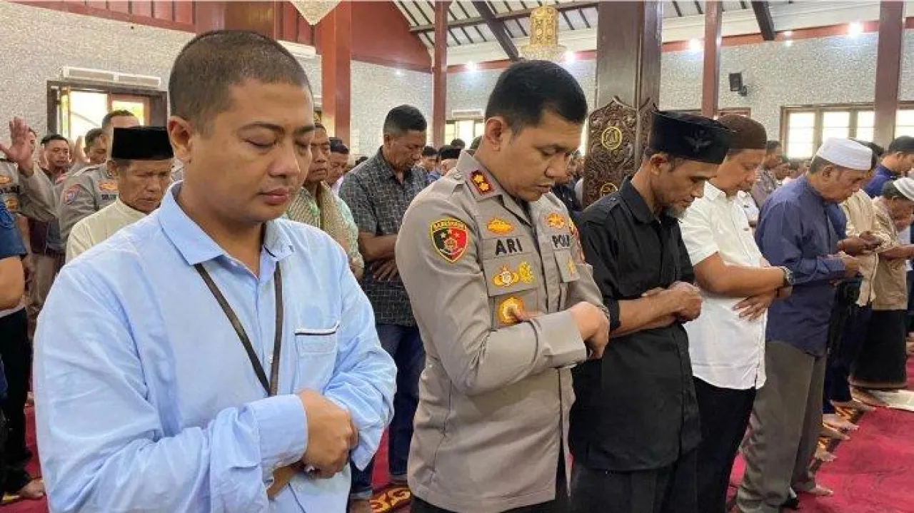 Kapolres Indramayu Sholat Dzuhur Bersama Warga, Sampaikan Pesan Kamtibmas Ramadan