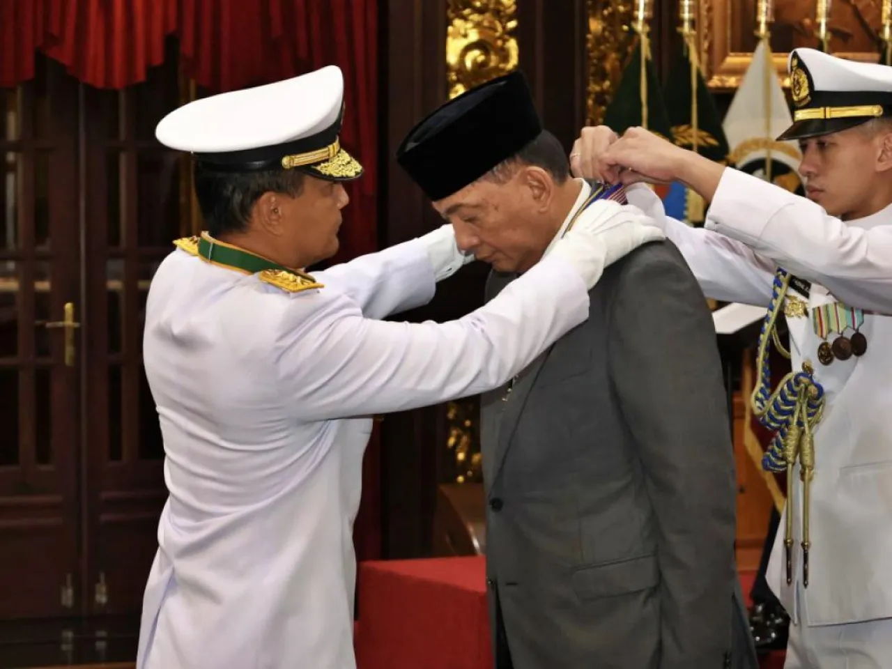 WAKASAL SEMATKAN TANDA KEHORMATAN BINTANG JALASENA UTAMA KEPADA MENHAN DAN KEPALA BIN DI KEMENTERIAN PERTAHANAN