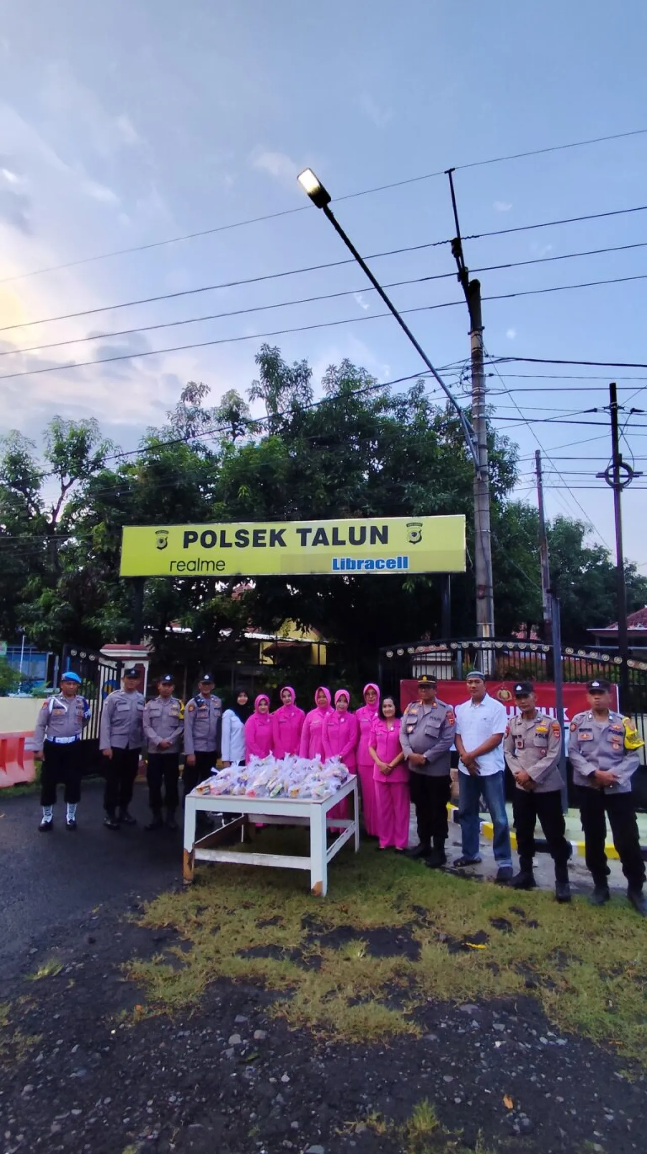 Personil dan Bhayangkari Polsek Talun Polresta Cirebon Bagikan Takjil untuk Masyarakat di Bulan Suci Ramadhan