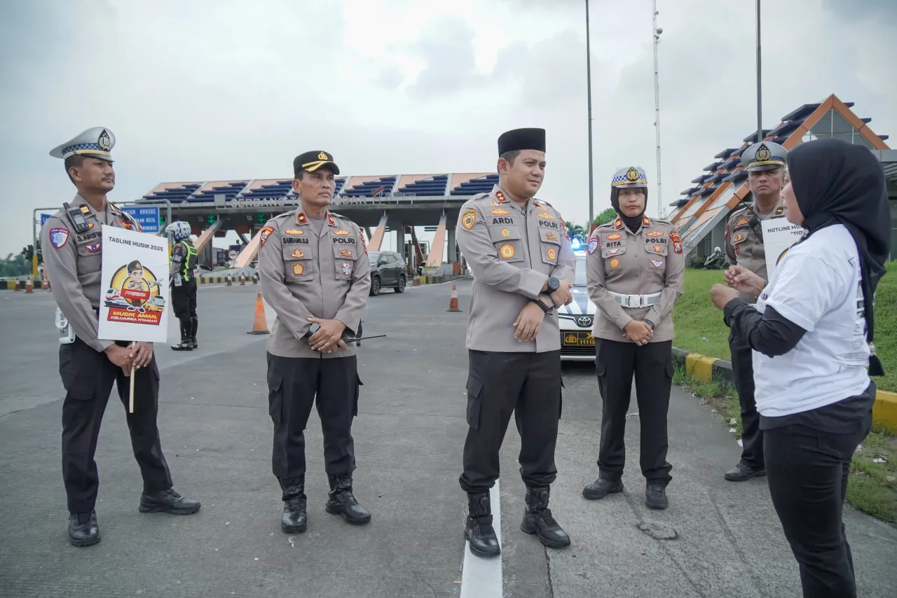 Kapolres Jombang Sosialisasikan Layanan Hotline Mudik Polri 110 untuk Keamanan dan Kenyamanan Pemudik
