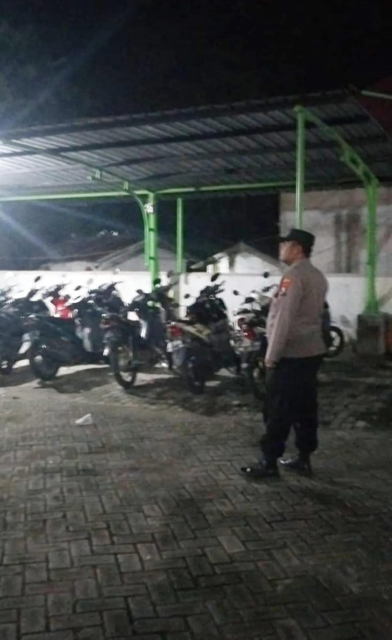 Polsek Ngimbang Melaksanakan Kegiatan Patroli Dan Sholat Taraweh di Masjid Nurul Huda Desa Ngimbang