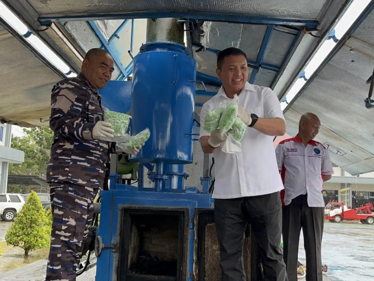 TNI AL MUSNAHKAN BARANG BUKTI 60.000 BUTIR PIL EKSTASI DI MAKO LANTAMAL IV
