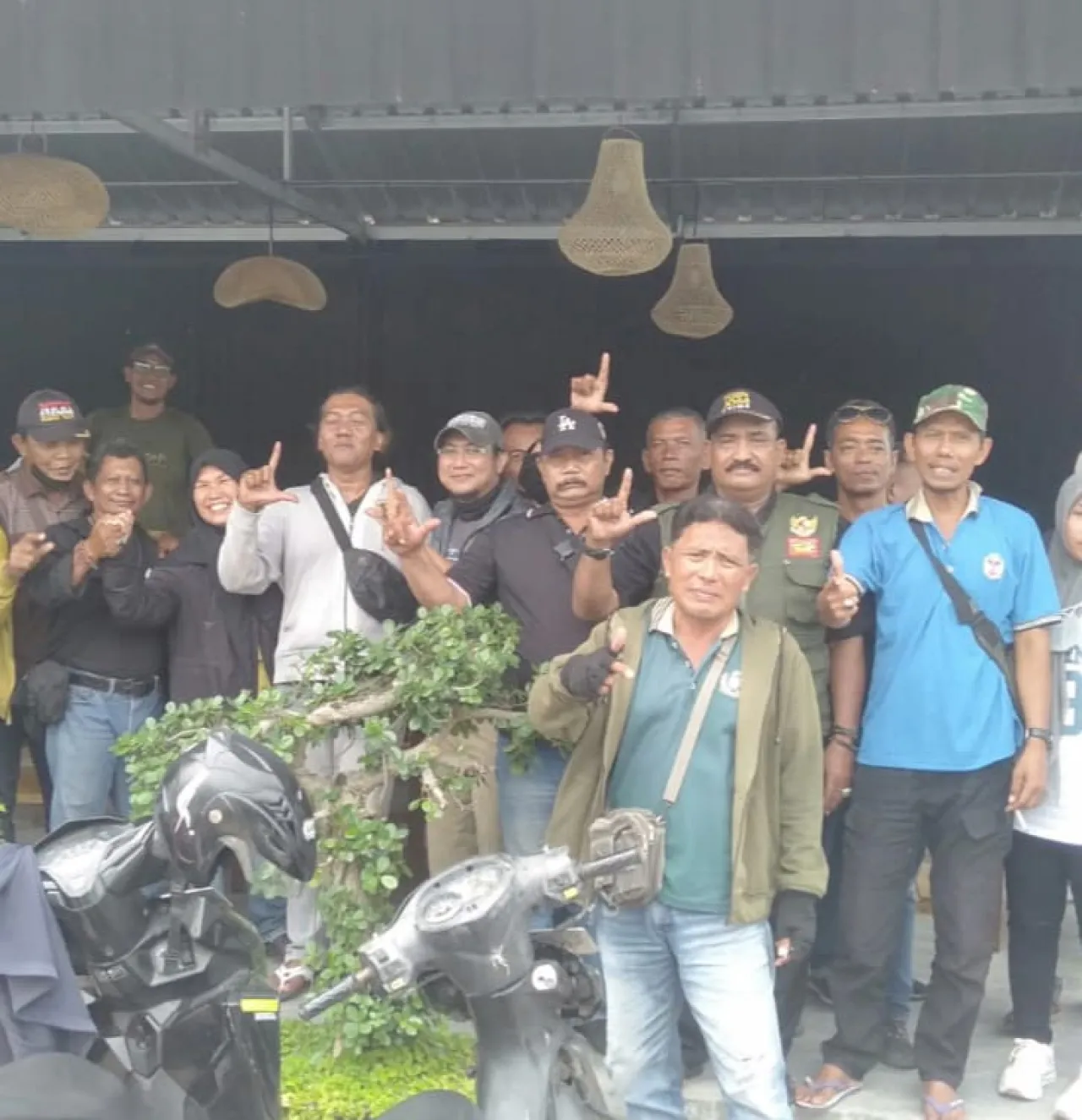 Awak Media Di Wilayah Selatan Mendapatkan THR Dari Keluarga Besar H.Toni Hartono