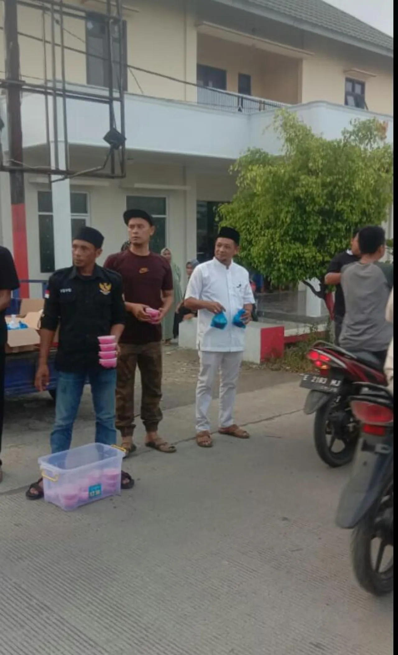 Pemdes Penpen Kecamatan Mundu Bagikan 1.000 Takjil Gratis untuk Warga di Bulan Ramadan