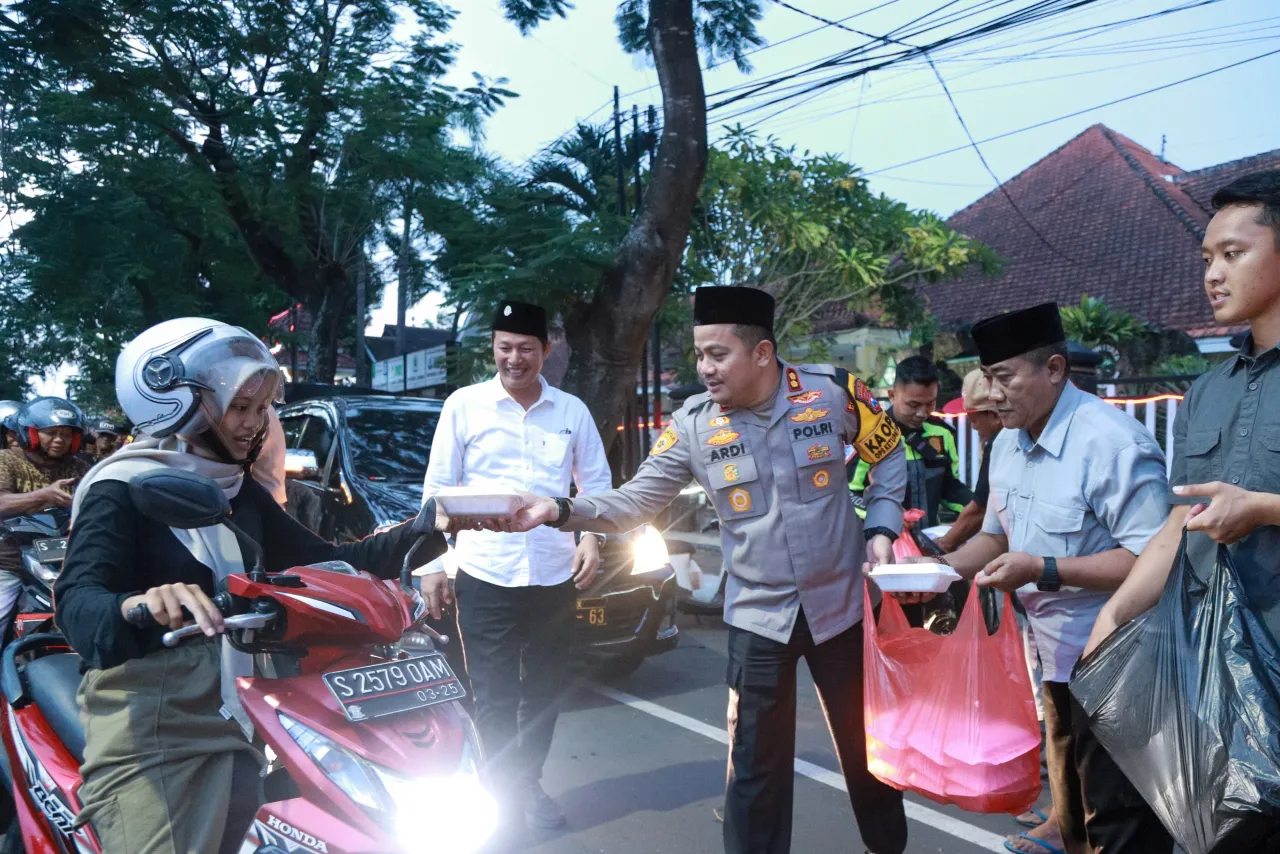 Kapolres Jombang Belanja Takjil di Sentra Kuliner Untuk Dibagikan Kepada Masyarakat