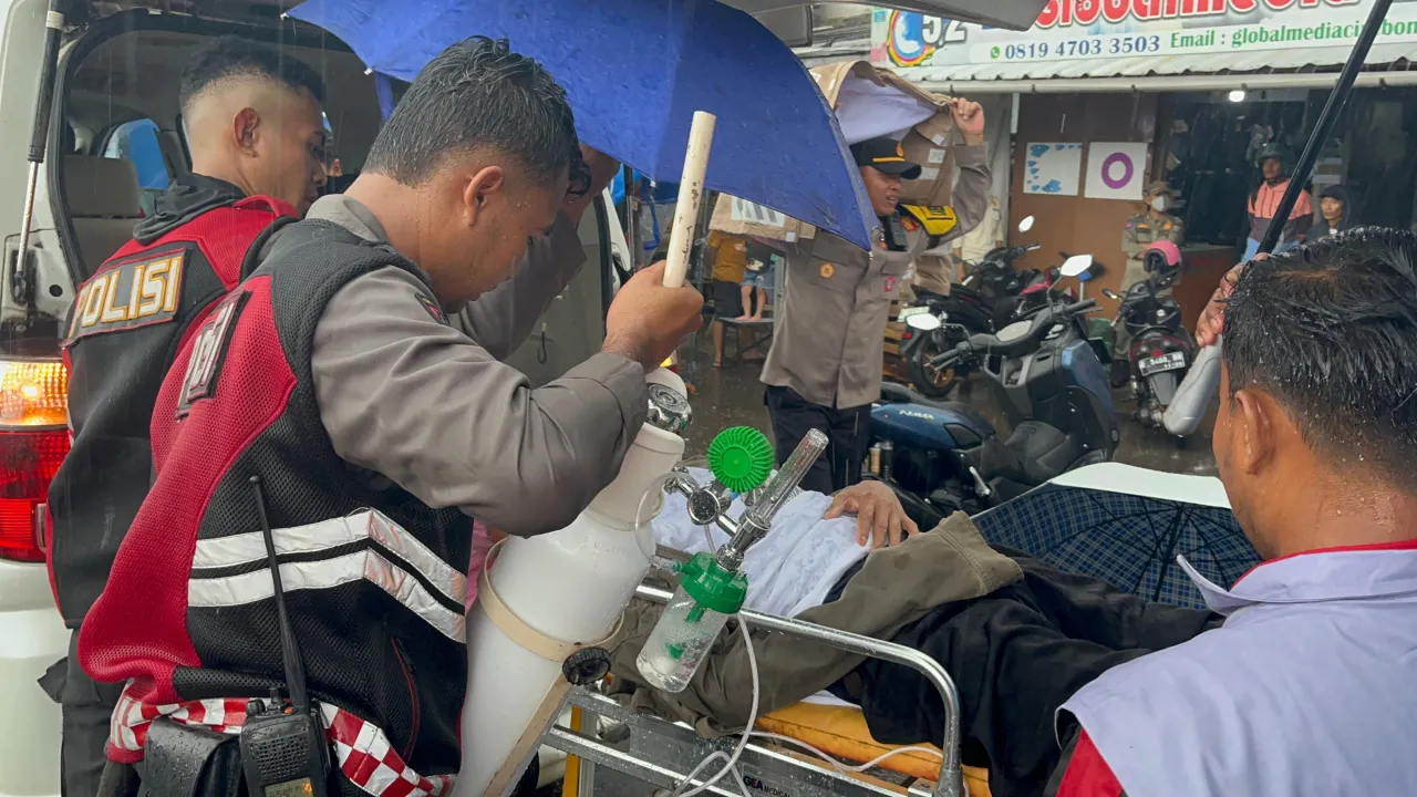 Sat Samapta Polres Cirebon Kota Bersama Anggota Pos Pam Kanggraksan Sigap Bantu Pemudik yang Alami Kejang di Dalam Bus