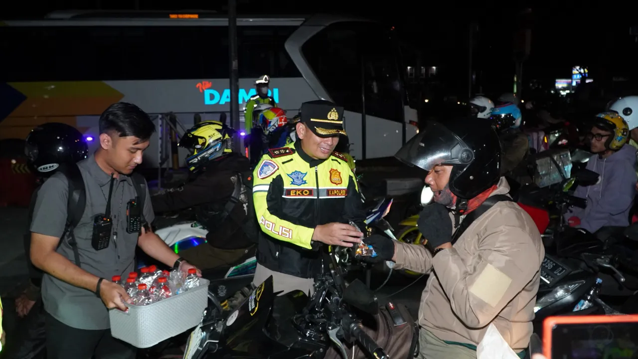 Kapolres Cirebon Kota Bagikan Air Mineral dan Permen kepada Pemudik di Pos Pelayanan Terminal Harjamukti