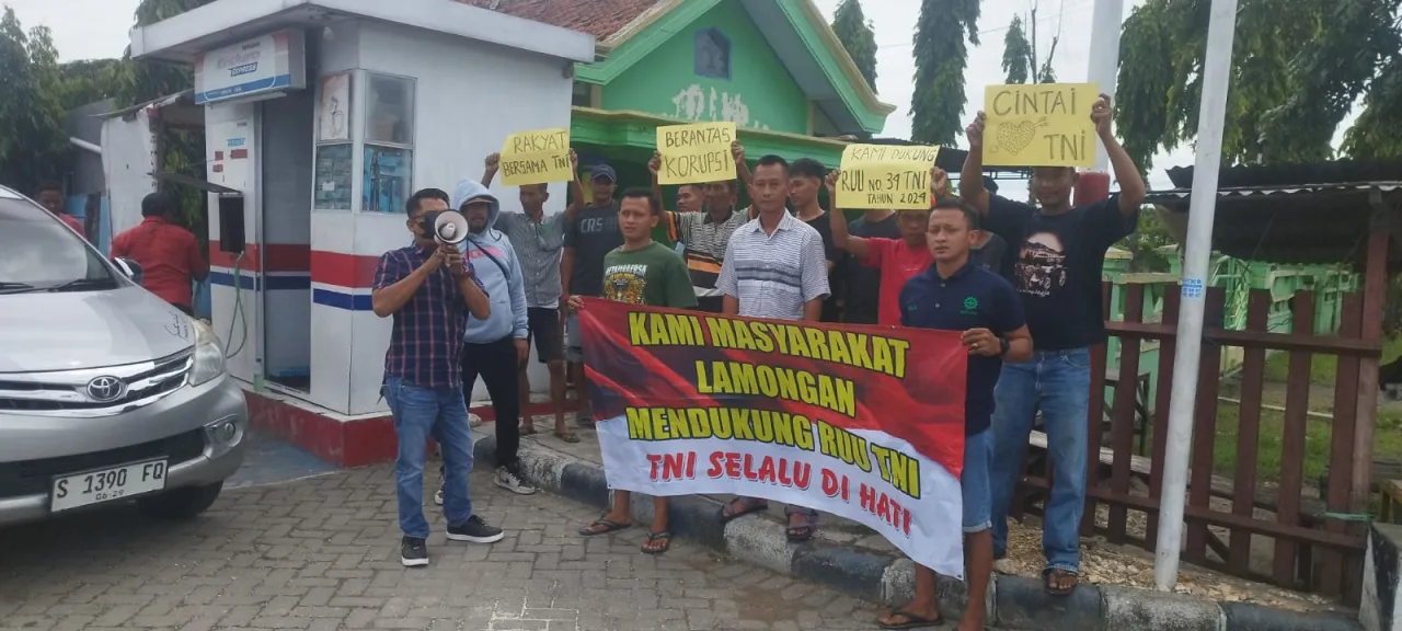 Aliansi Masyarakat Lamongan Gelar Aksi Dukungan Terhadap Revisi UU TNI No.34 Tahun 2004
