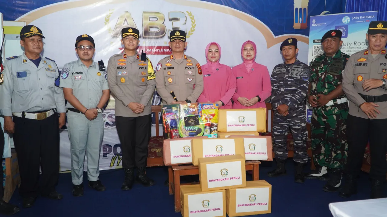 Kapolres Cirebon Kota Tinjau Pos Pam Operasi Ketupat Lodaya 2025 dan Berikan Tali Asih kepada Petugas