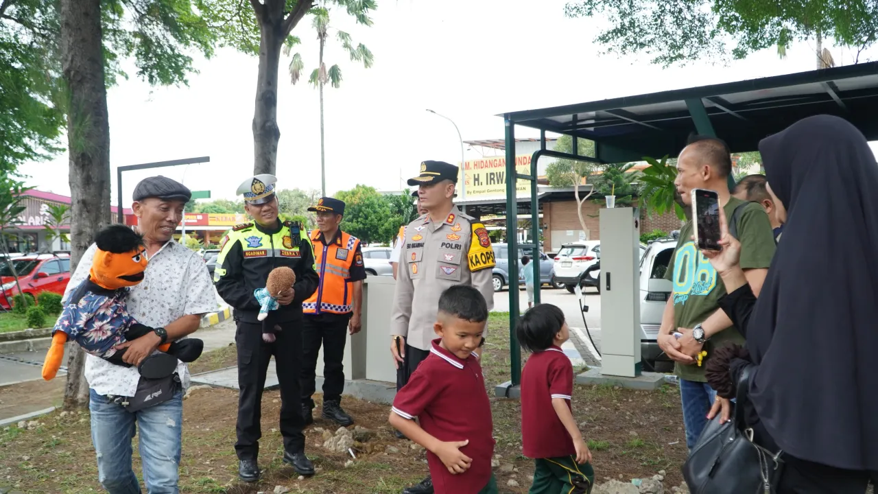 Polres Cirebon Kota Hadirkan Pendongeng untuk Hiburan Pemudik di Rest Area 207A Tol Palikanci