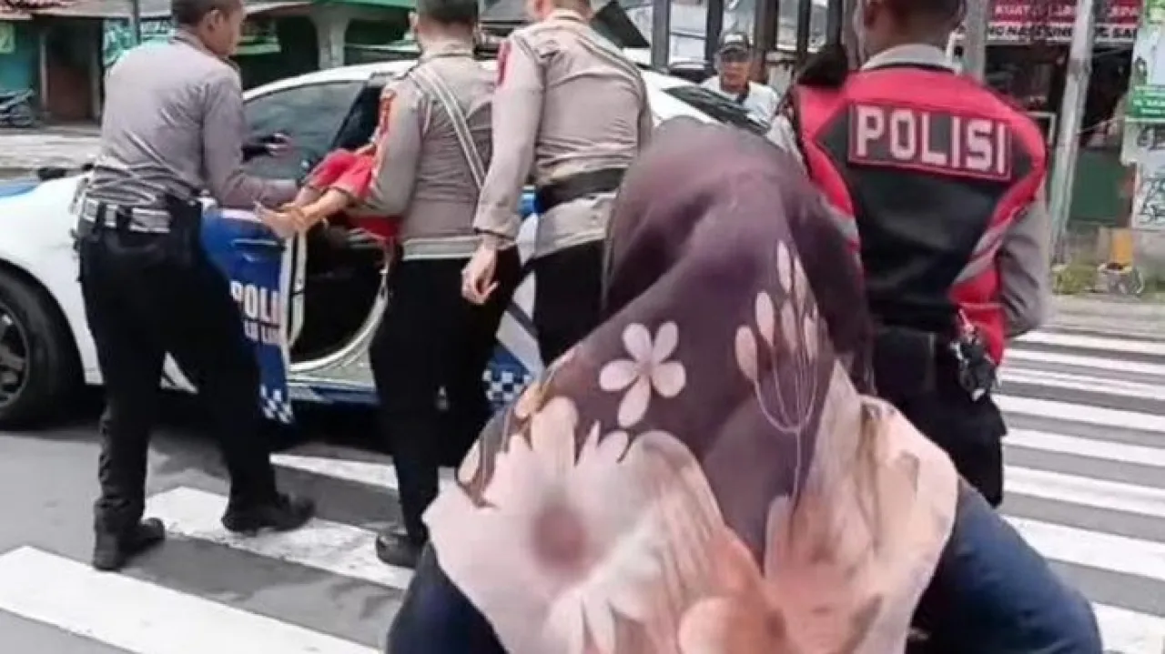 Respons Cepat Polisi Tembus Lalin Padat-Kawal Bocah Kejang ke RS di Sumedang