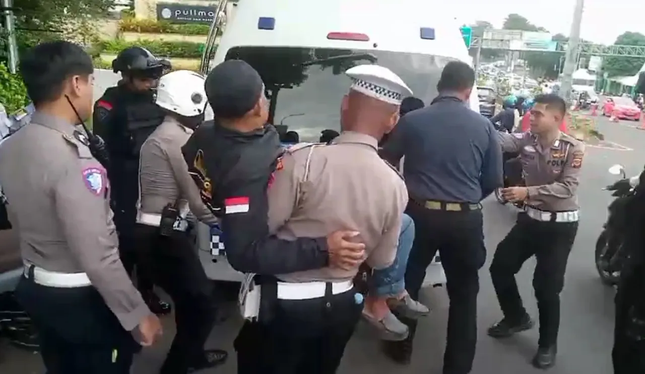 Aksi Heroik Polisi Tangani Kecelakaan saat Macet Parah di Puncak