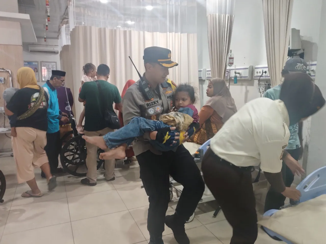 Wakapolres Cirebon Kota Tolong Anak Terjatuh dari Tangga Toilet saat Acara Grebek Syawal