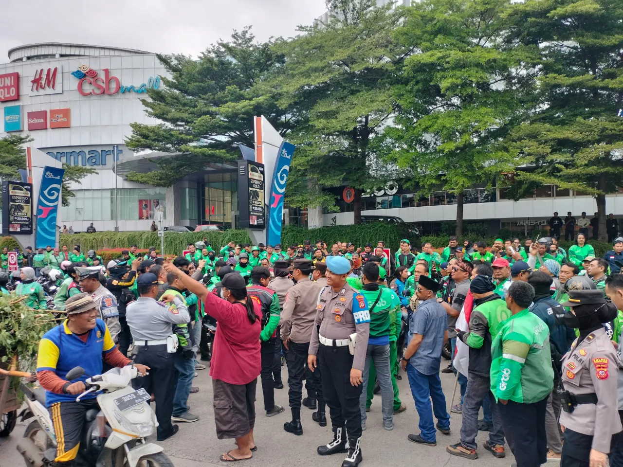 Aksi Humanis Tim Maung Presisi Polres Cirebon Kota: Bantu Penumpang Ojol di Tengah Unjuk Rasa