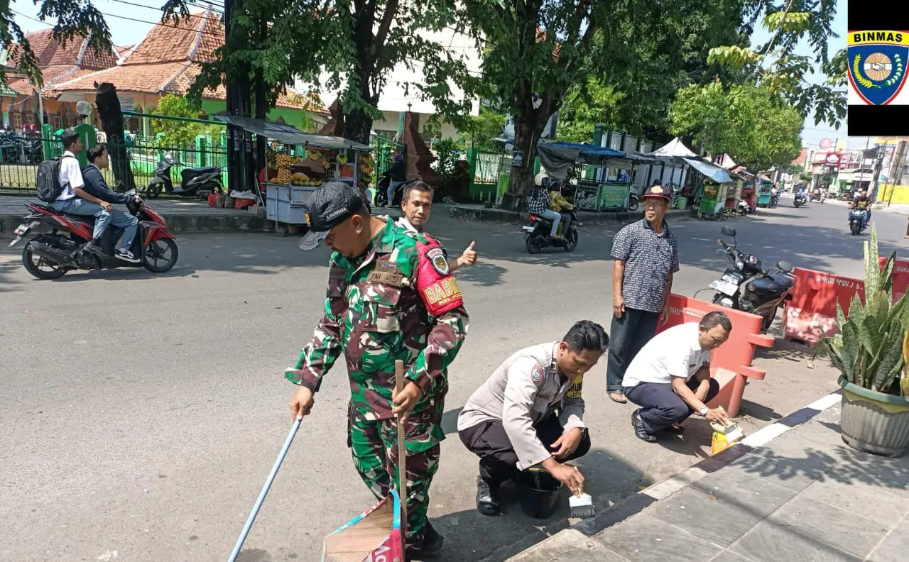 Jalin Sinergitas Bhabinkamtibmas Kecapi Polsek Seltim Polres Ciko Kerja Bakti Bersihkan Trotoar