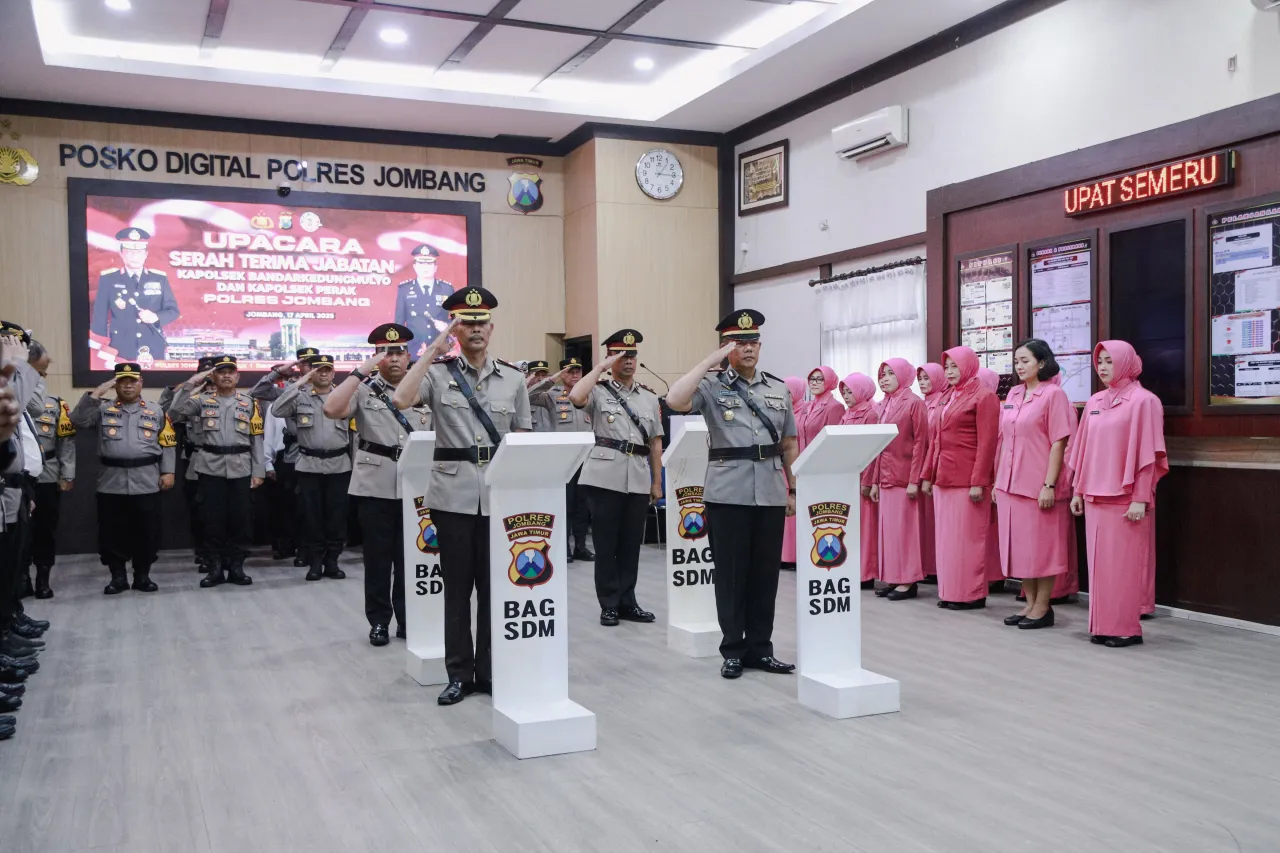 Penyegaran Organisasi, Kapolres Jombang Pimpin Upacara Sertijab Dua Kapolsek Jajaran