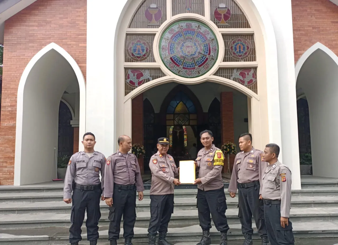 Bhabinkamtibmas Kecapi Polsek Seltim Polres Ciko sterilisasi Gereja jamin keamanan Ibadah