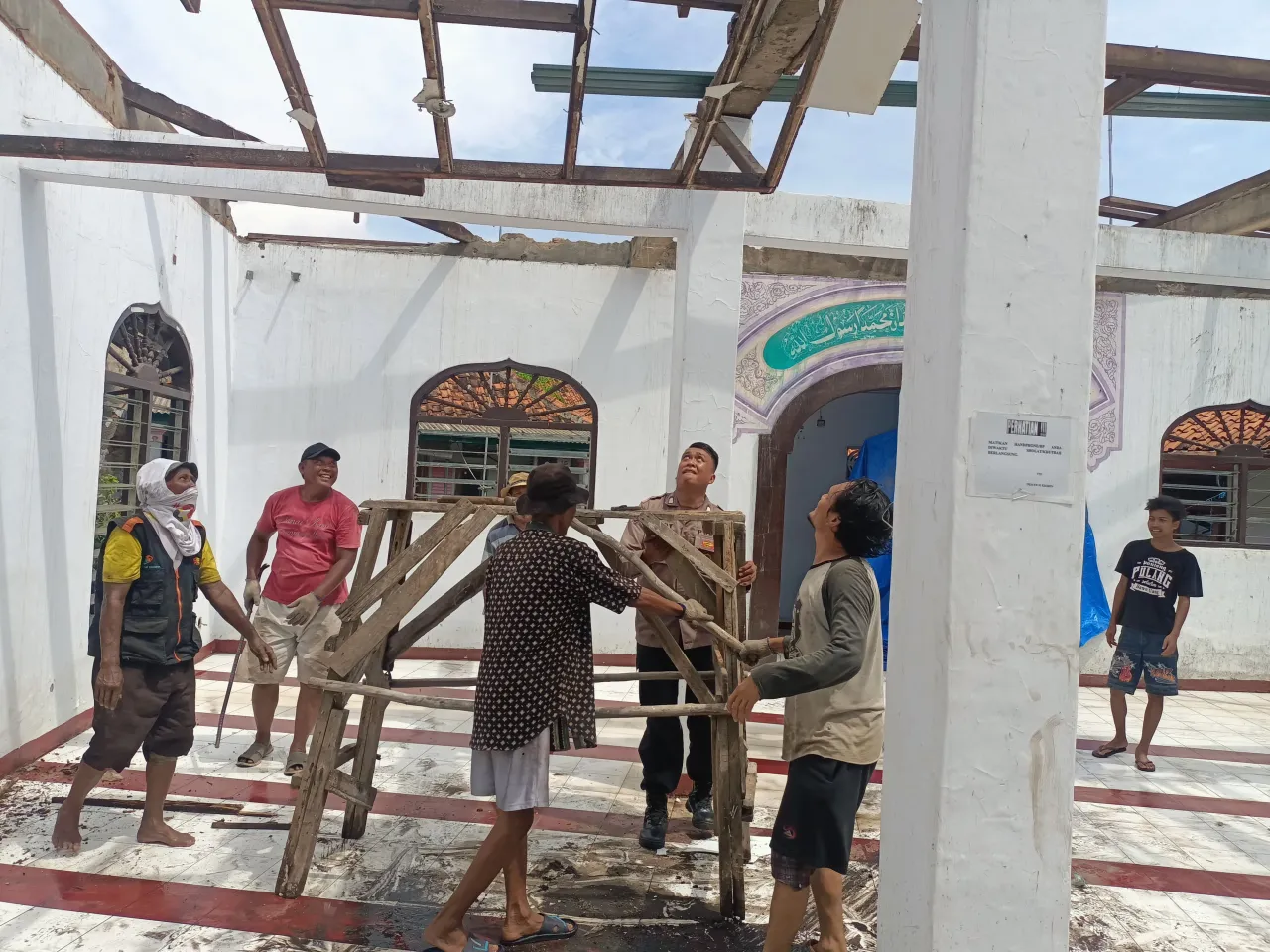 Bhabinkamtibmas kejaksan Polsek Utbar Polres Ciko Kerja Bakti Renovasi Masjid, Wujud Kedekatan