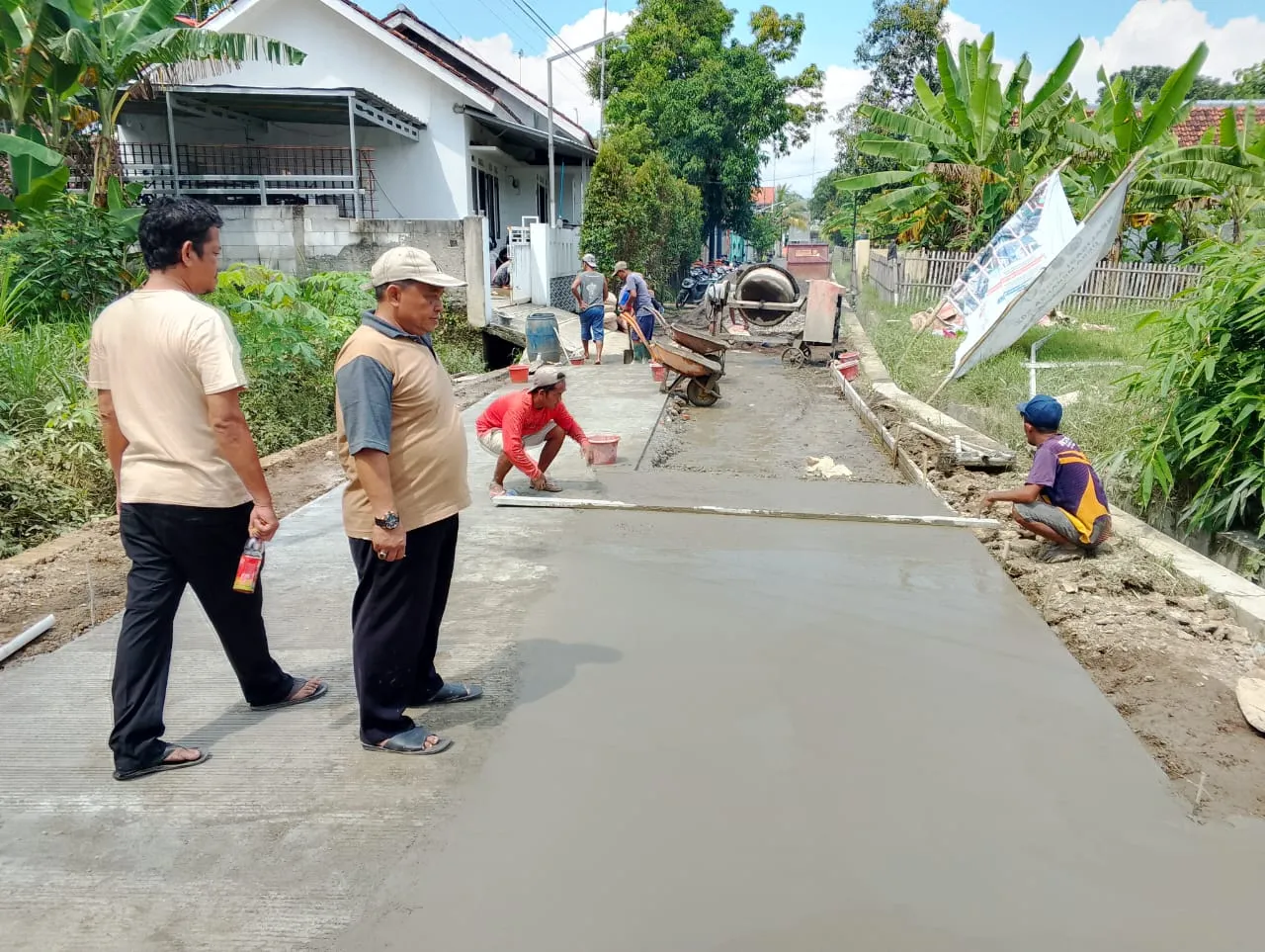 Gunakan Cor Beton Warga Mekarsari Kecamatan Waled Perbaiki Jalan Rusak