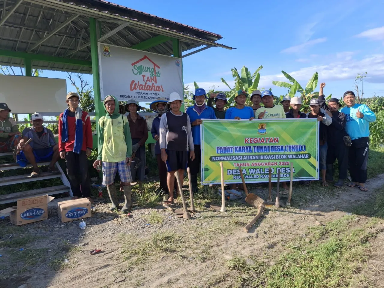 Kegiatan Padat Karya Tunai Desa ( PKTD ) Desa Waled Desa Kecamatan Waled Kabupaten Cirebon