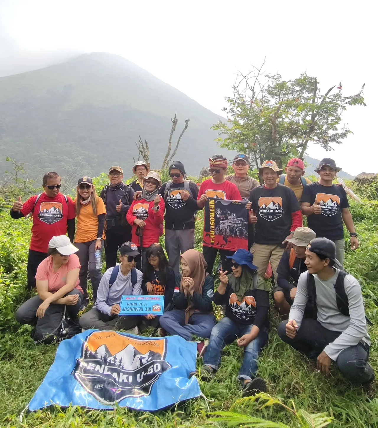 Rayakan May Day, Pendaki U50 Jatim dan Metrosurya Eksplorasi Gunung Penanggungan