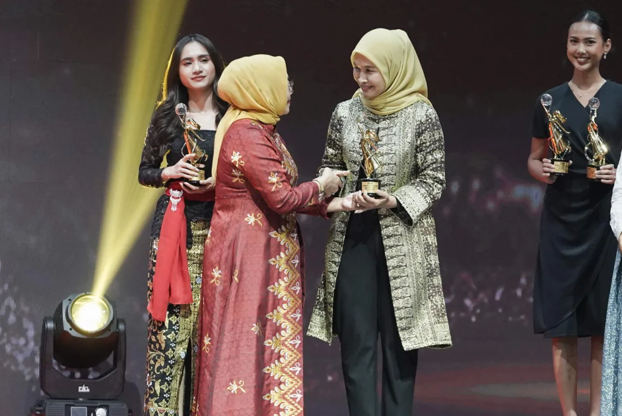 Hari Kartini, Dua Srikandi PLN Raih Penghargaan Tertinggi Women’s Inspiration Awards 2025 dari Menteri PPPA