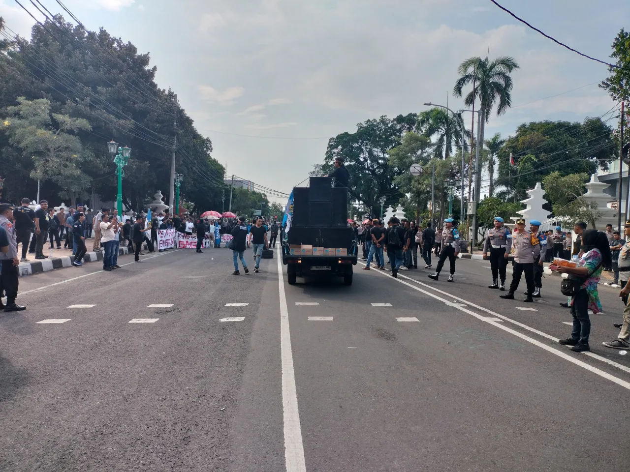 Polres Cirebon Kota Amankan Aksi Penyampaian Pendapat DPD KNPI di Depan Balai Kota