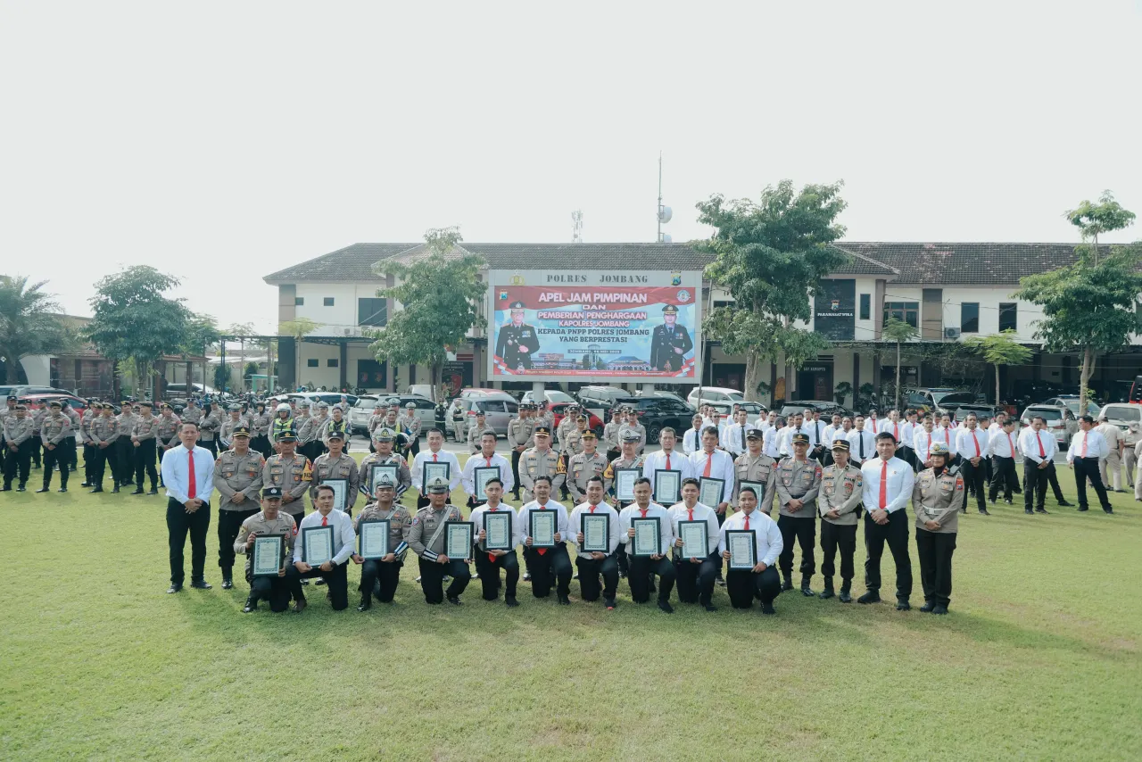 Kapolres Jombang Beri Penghargaan kepada 18 Anggota Berprestasi dan Berdedikasi