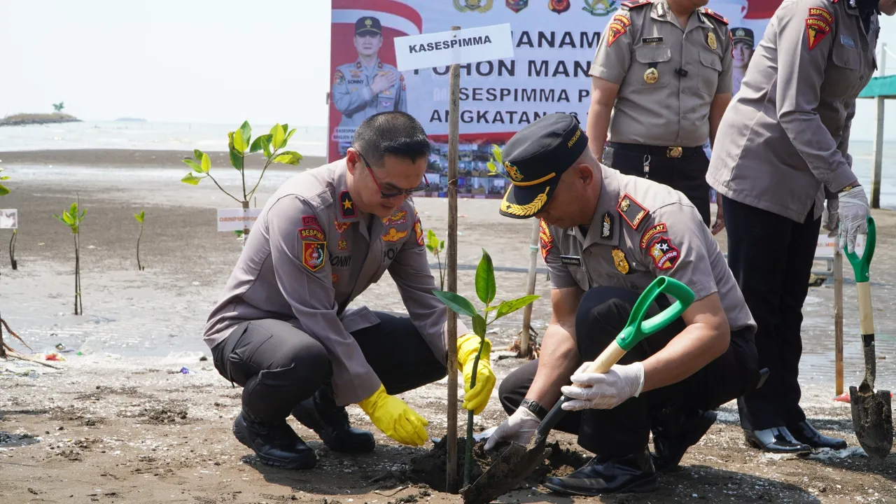 Sespimma Polri Angkatan 73 Tanam Mangrove Hingga Berikan Bansos ke Warga di Kejawanan