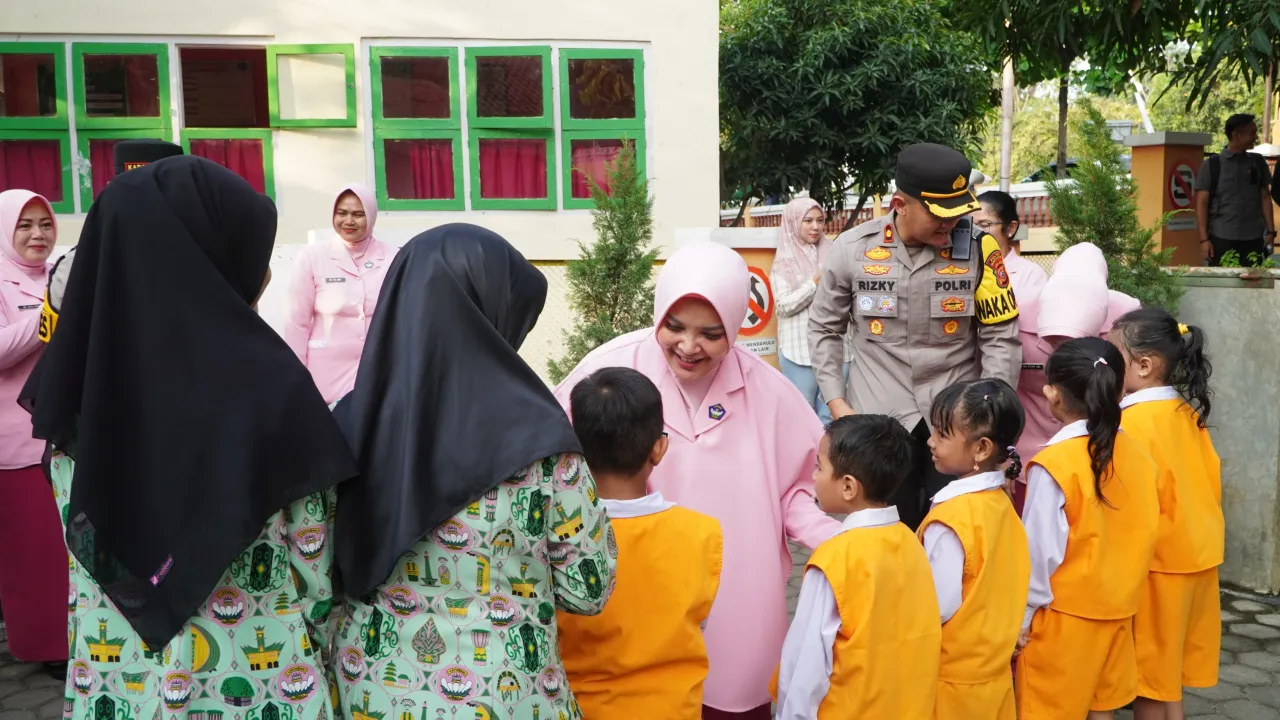 Ketua Bhayangkari Cabang Cirebon Kota Kunjungi TK dan SD Kemala Bhayangkari