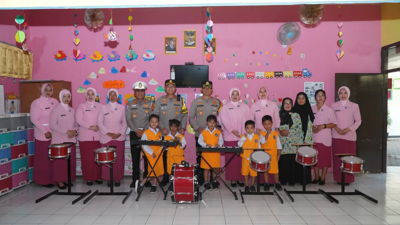 Kapolres Cirebon Kota Berikan Alat Drum Band dan Tali Asih ke TK dan SD Kemala Bhayangkari