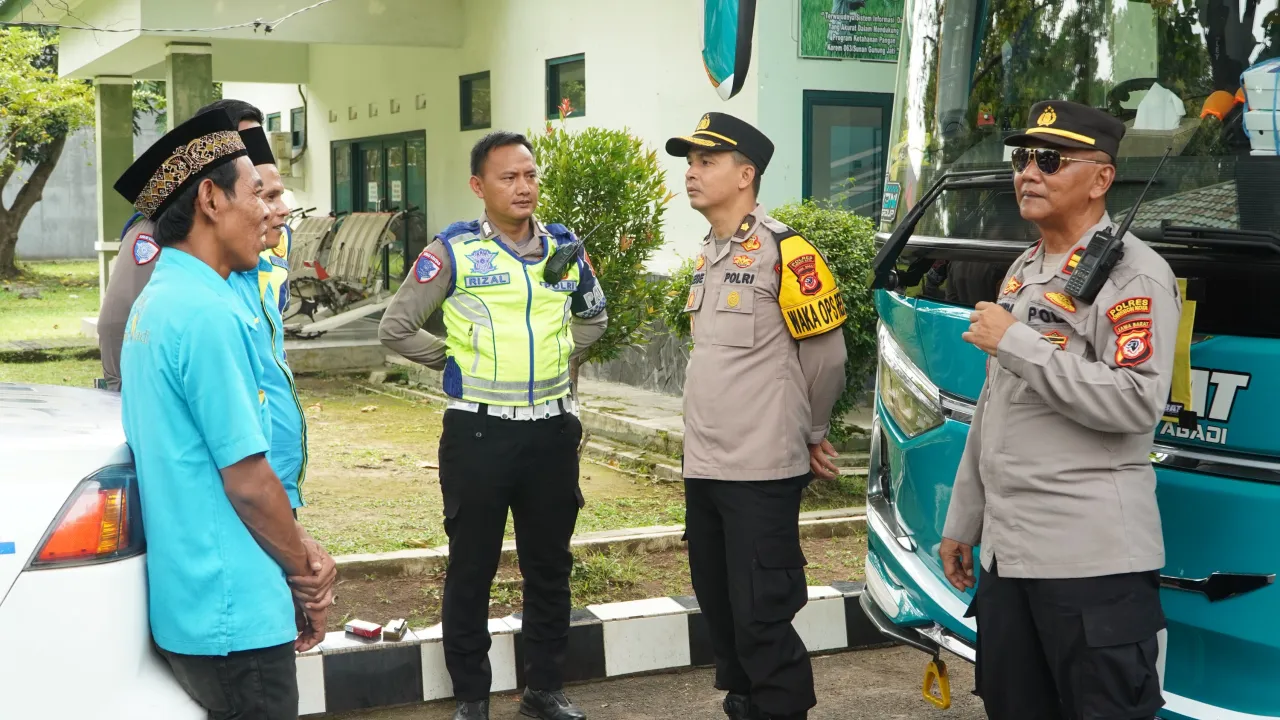 Wakapolres Cirebon Kota Monitoring Pemberangkatan Jamaah Haji Kloter 10